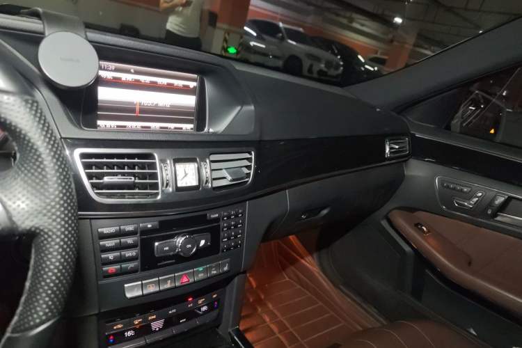 Used Mercedes-Benz E-Class 2015 E 260 L Sport & Fashion Model Audio And AC Panel