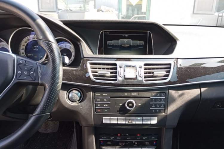 Used Mercedes-Benz E-Class 2015 Restyled E 260 L Sport Edition Audio And AC Panel