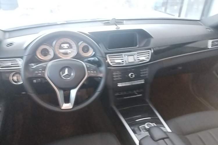 Used Mercedes-Benz E-Class 2015 Facelift E 200 L Sport Edition Center Console
