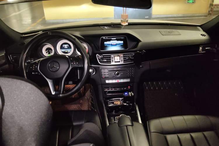 Used Mercedes-Benz E-Class 2015 E 200 L Sport Edition Center Console