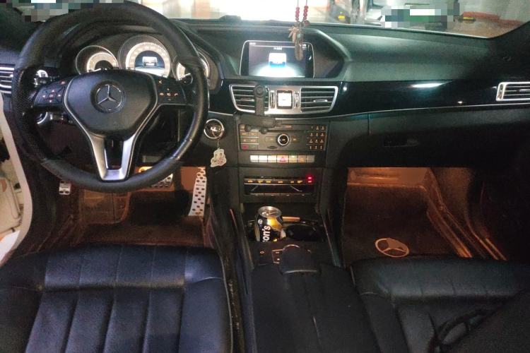 Used Mercedes-Benz E-Class 2015 Facelift E 200 L Sport Edition Center Console