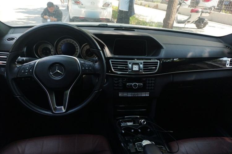Used Mercedes-Benz E-Class 2015 E 320 L Sport 4MATIC Center Console