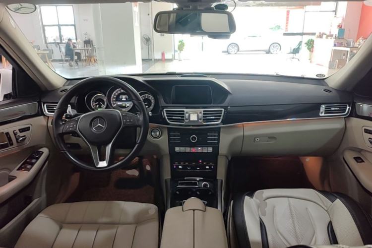 Used Mercedes-Benz E-Class 2015 Facelift E 200 L Sport Edition Center Console