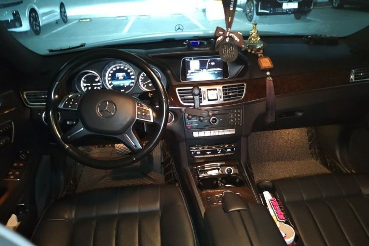Used Mercedes-Benz E-Class 2015 Facelift E 200 L Center Console