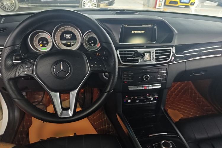 Used Mercedes-Benz E-Class 2015 Facelift E 200 L Sport Edition Center Console