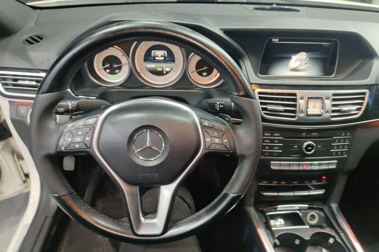Used Mercedes-Benz E-Class 2015 Facelift E 200 L Sport Edition Center Console