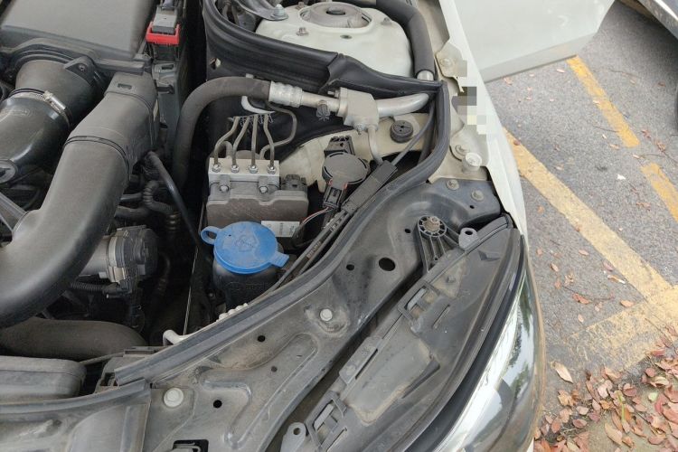 Used Mercedes-Benz E-Class 2015 E 200 L Engine Bay Left