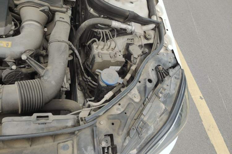 Used Mercedes-Benz E-Class 2015 Facelift E 200 L Sport Edition Engine Bay Left