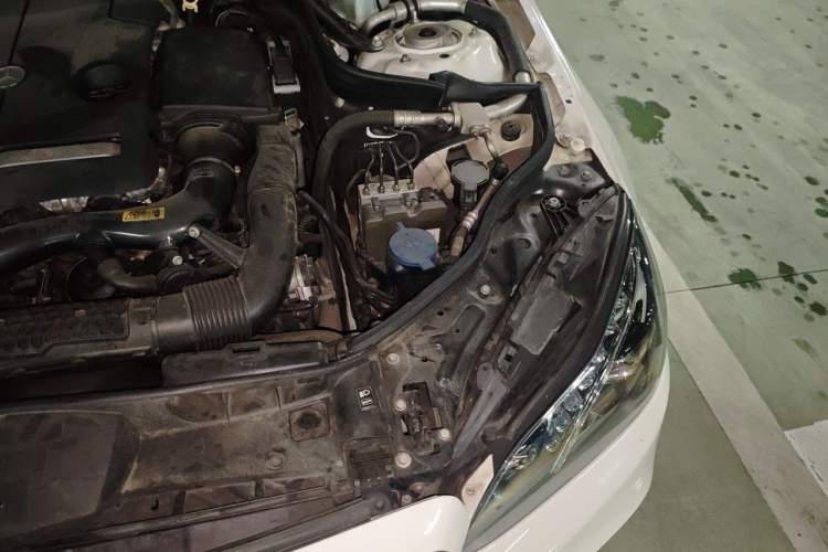 Used Mercedes-Benz E-Class 2015 E 260 L Sport Luxury Model Engine Bay Left