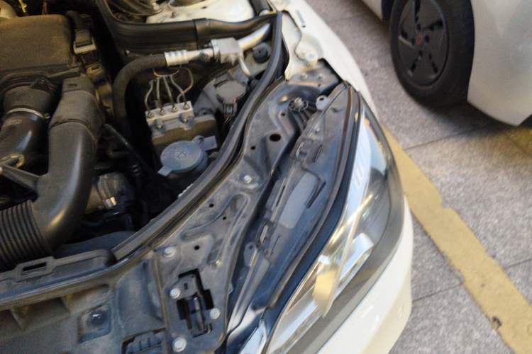 Used Mercedes-Benz E-Class 2015 Revised E 260 L Sporty and Stylish Edition Engine Bay Left