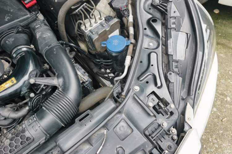 Used Mercedes-Benz E-Class 2015 E 260 L Sport Luxury Model Engine Bay Left