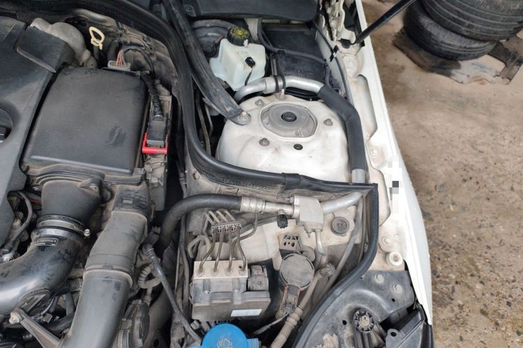 Used Mercedes-Benz E-Class 2015 E 200 L Sport Edition Engine Bay Left