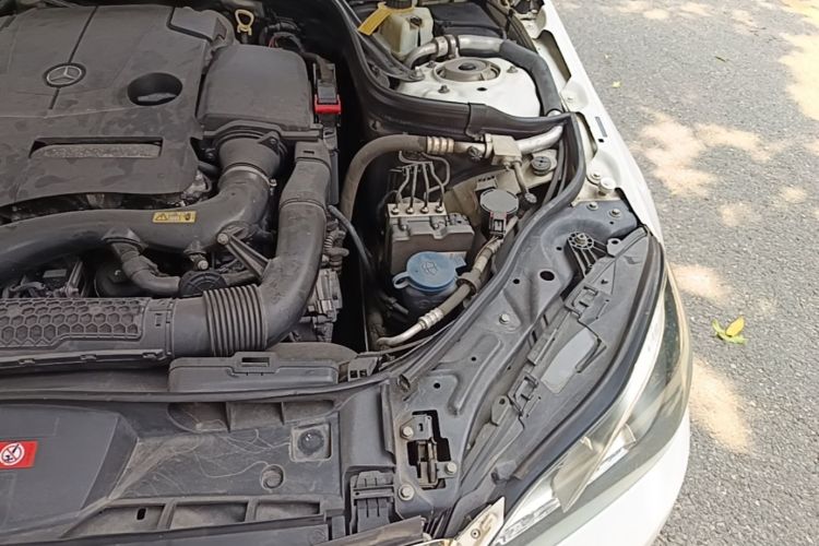 Used Mercedes-Benz E-Class 2015 E 200 L Engine Bay Left