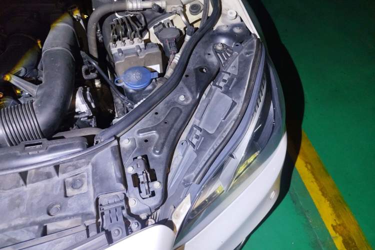 Used Mercedes-Benz E-Class 2015 E 260 L Sport Edition Engine Bay Left