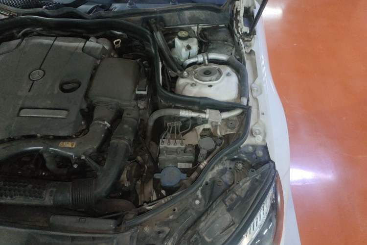 Used Mercedes-Benz E-Class 2015 Facelift E 200 L Sport Edition Engine Bay Left