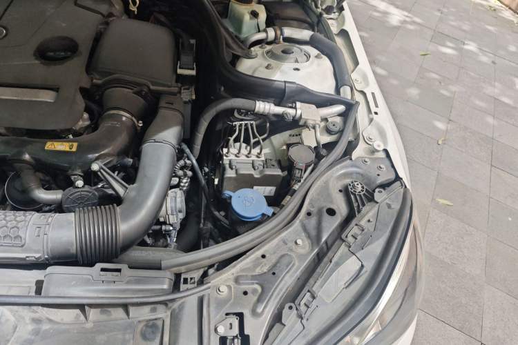 Used Mercedes-Benz E-Class 2015 Revised E 260 L Sporty and Stylish Edition Engine Bay Left