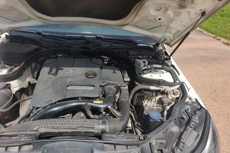 Used Mercedes-Benz E-Class 2015 E 200 L Engine Bay Left