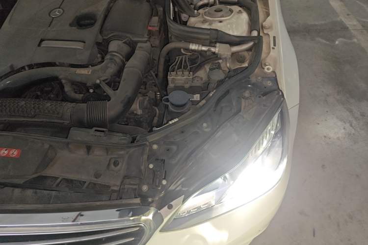 Used Mercedes-Benz E-Class 2015 E 200 L Engine Bay Left