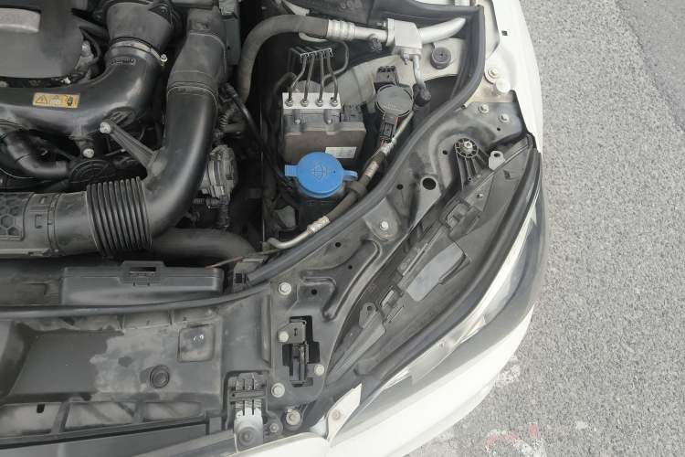 Used Mercedes-Benz E-Class 2015 E 260 L Sport Edition Engine Bay Left