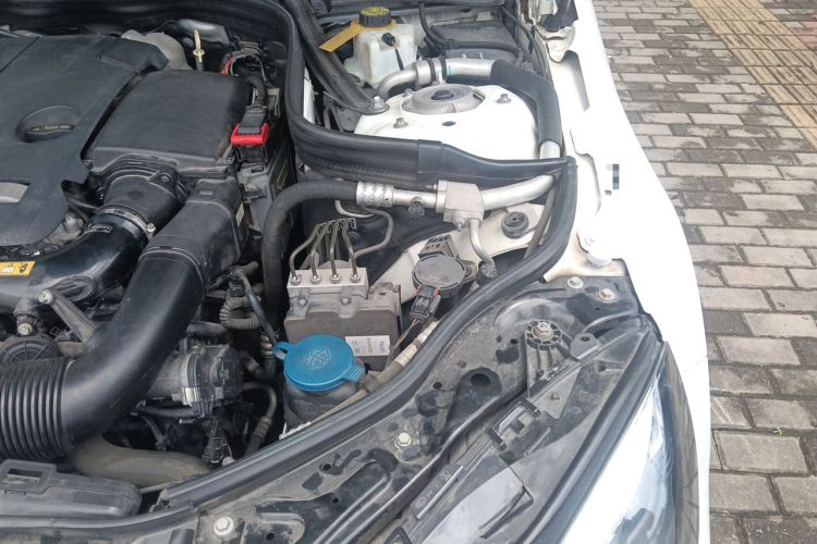 Used Mercedes-Benz E-Class 2015 E 200 L Engine Bay Left