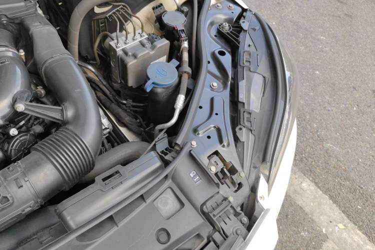 Used Mercedes-Benz E-Class 2015 E 260 L Sport Luxury Model Engine Bay Left