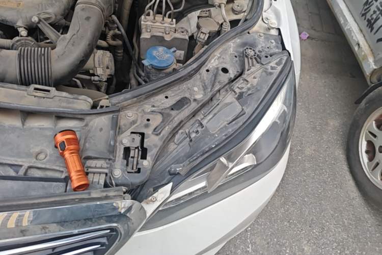 Used Mercedes-Benz E-Class 2015 E 200 L Engine Bay Left