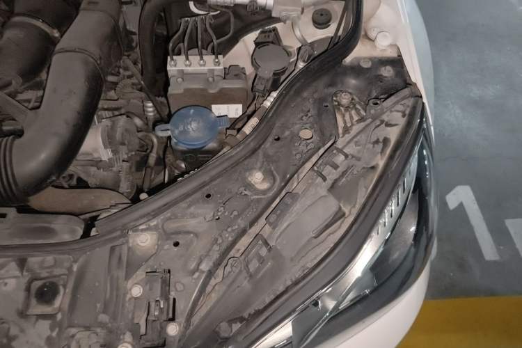 Used Mercedes-Benz E-Class 2015 E 180 L Engine Bay Left