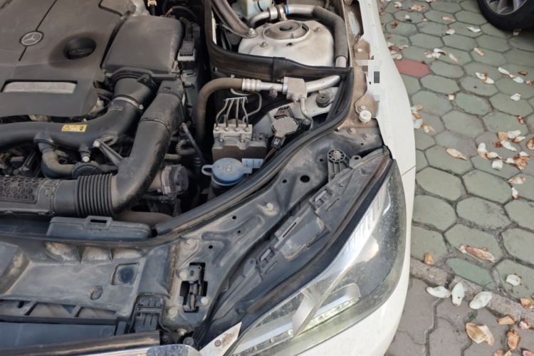 Used Mercedes-Benz E-Class 2015 E 200 L Engine Bay Left