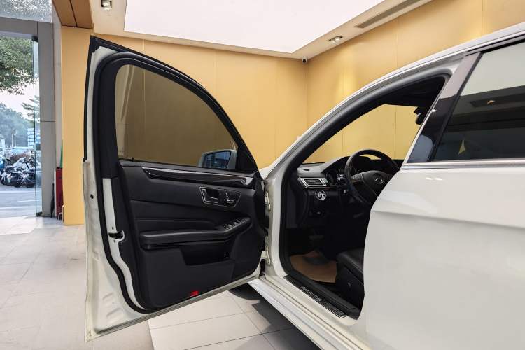 Used Mercedes-Benz E-Class 2015 Facelift E 200 L Sport Edition Exterior 10