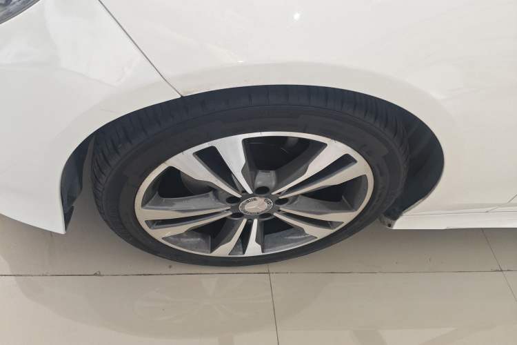 Used Mercedes-Benz E-Class 2015 Facelift E 200 L Sport Edition Exterior 4