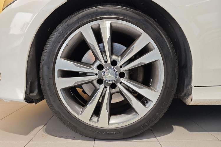 Used Mercedes-Benz E-Class 2015 Facelift E 200 L Sport Edition Exterior 9