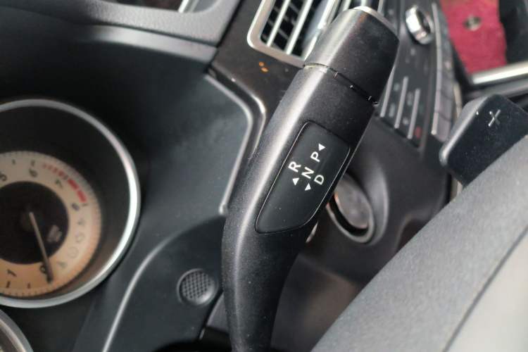 Used Mercedes-Benz E-Class 2015 Facelift E 200 L Sport Edition Gear Lever