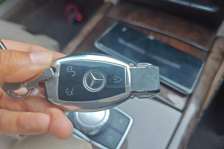 Used Mercedes-Benz E-Class 2015 E 260 L Interior 1