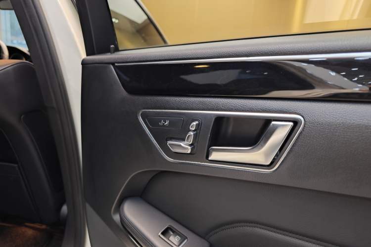 Used Mercedes-Benz E-Class 2015 Facelift E 200 L Sport Edition Interior 1