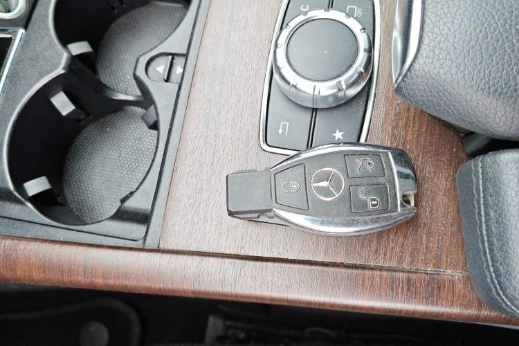 Used Mercedes-Benz E-Class 2015 Facelift E 200 L Interior 1