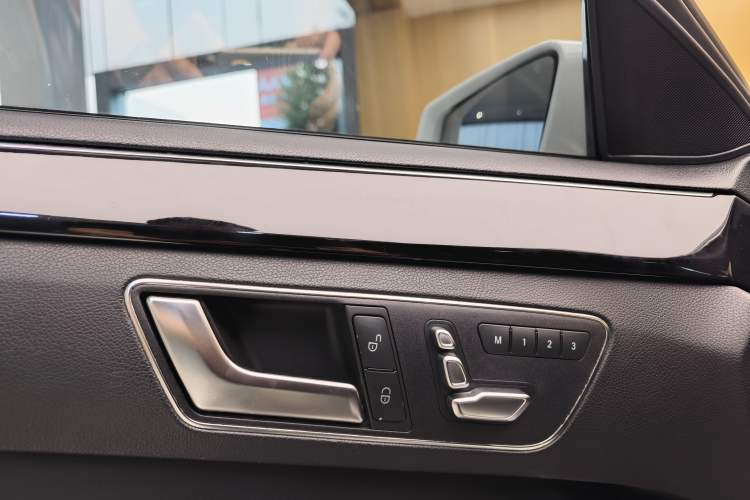 Used Mercedes-Benz E-Class 2015 Facelift E 200 L Sport Edition Interior 10