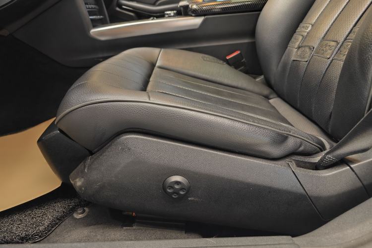 Used Mercedes-Benz E-Class 2015 Facelift E 200 L Sport Edition Interior 11