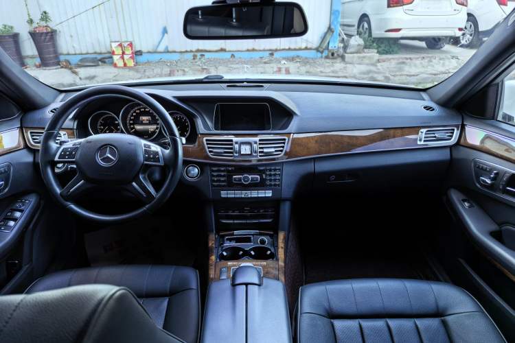 Used Mercedes-Benz E-Class 2015 E 260 L Interior 3