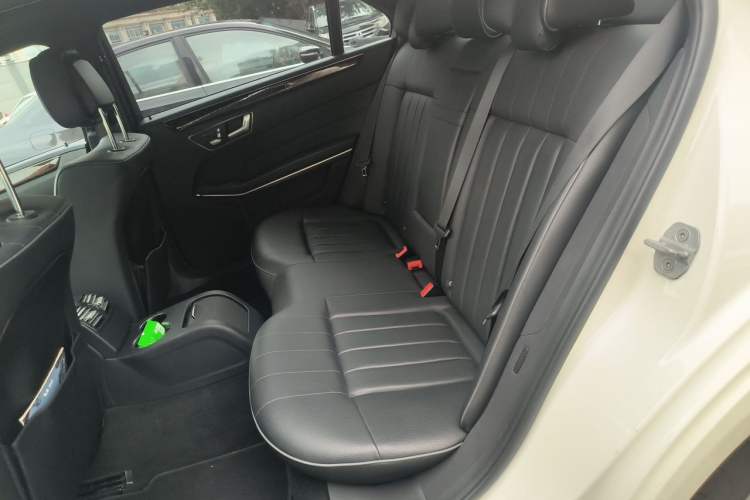 Used Mercedes-Benz E-Class 2015 Facelift E 200 L Interior 4