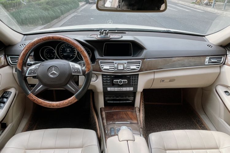 Used Mercedes-Benz E-Class 2015 E 260 L Interior 4