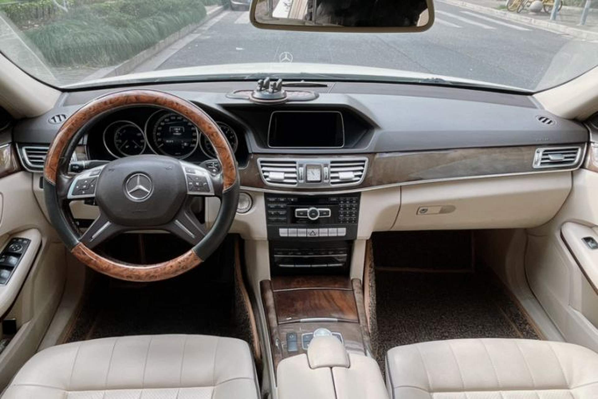 Used Mercedes-Benz E-Class 2015 E 260 L Interior 4