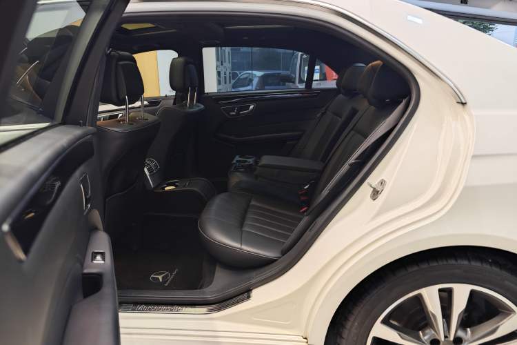 Used Mercedes-Benz E-Class 2015 Facelift E 200 L Sport Edition Interior 5
