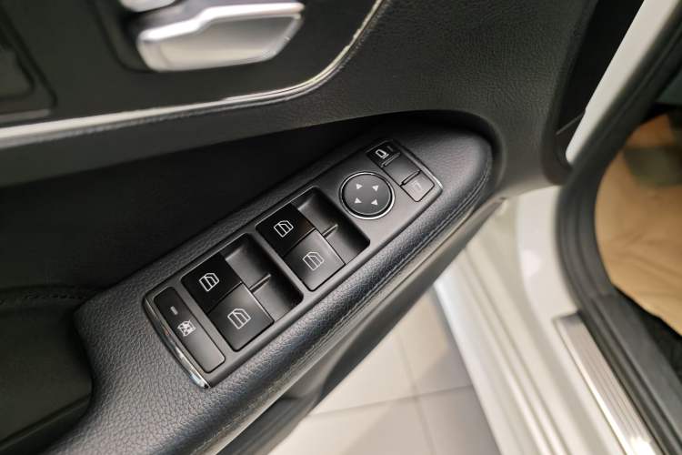 Used Mercedes-Benz E-Class 2015 Facelift E 200 L Sport Edition Interior 9