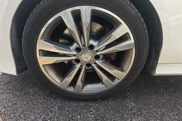 Used Mercedes-Benz E-Class 2015 Revised E 260 L Sporty and Stylish Edition Left Front Wheel Hub