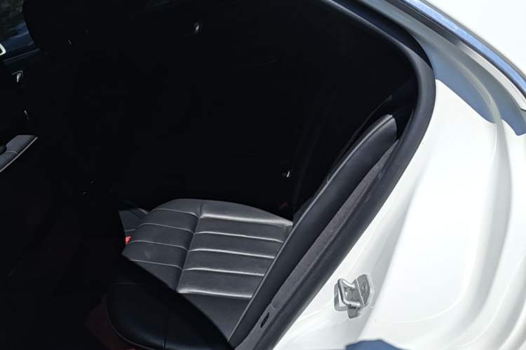 Used Mercedes-Benz E-Class 2015 Revised E 180 L Sport Edition Left Rear Seat