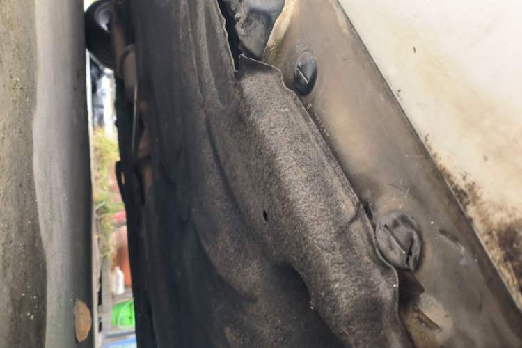Used Mercedes-Benz E-Class 2015 Facelift E 200 L Sport Edition Left Side Sill