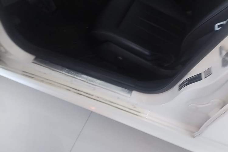 Used Mercedes-Benz E-Class 2015 Facelift E 200 L Sport Edition Left Side Sill