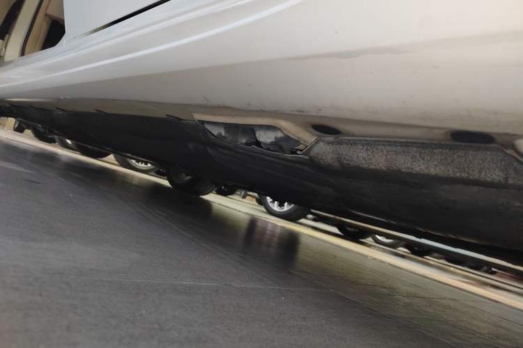 Used Mercedes-Benz E-Class 2015 E 260 L Sport Edition Left Side Sill