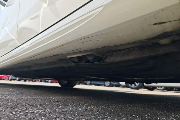 Used Mercedes-Benz E-Class 2015 Revised E 260 L Sporty and Stylish Edition Left Side Sill