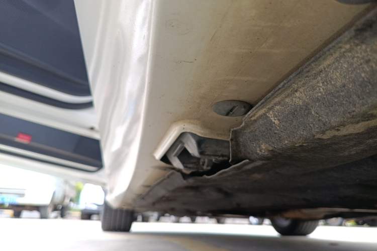 Used Mercedes-Benz E-Class 2015 Revised E 180 L Sport Edition Left Side Sill